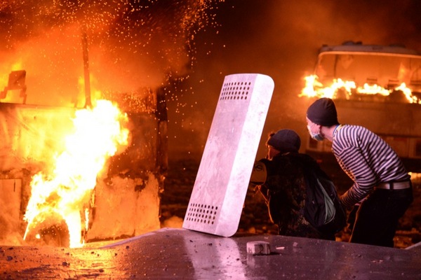 Столкновения между силовиками и протестующими возле стадиона «Динамо», 19 января 2014 г. Фото: Велика Епоха