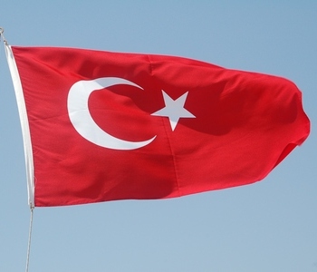 Красный цвет турецкого флага ведёт начало от Умара, правителя Арабского халифата в 634—644 г. и завоевателя Палестины, Египта и Месопотамии. В XIV в. красный цвет стал цветом Османской империи. Полумесяц со звездой — символ ислама. Фото:The Epoch Times Ук