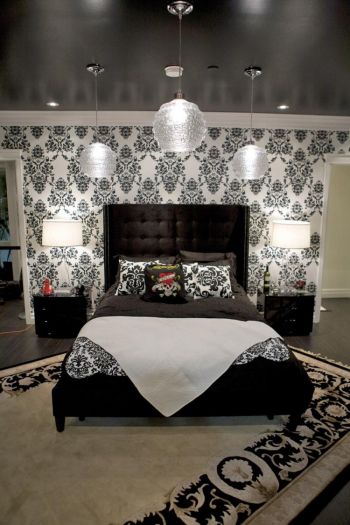 Театрально: Черно-белая постель оттеняет черный потолок в спальне, оформленной Джанет Эвен. Фото: Janette Ewen