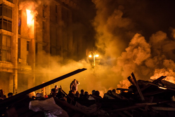 Пожар в Доме профсоюзов на Майдане Незалежности возник в ночь с 18 на 19 февраля 2014 г. Фото: Brendan Hoffman/Getty Images