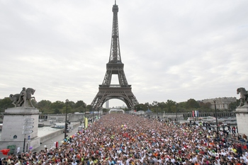 Французы около Эльфевой Башни в день 20км вокруг Парижа. Фото: THOMAS COEX/AFP/Getty Images)