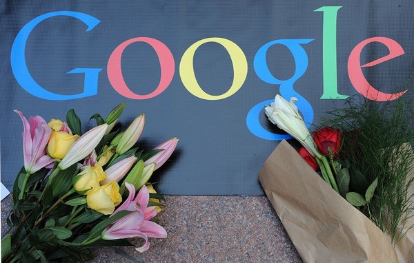 Цветы возле офиса компании Google в Китае. Фото: MIKE CLARKE/AFP/Getty Images
