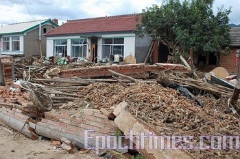 Последствия наводнения в окрестных деревнях города Хуадянь провинции Цзилинь. Фото: The Epoch Times