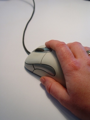 Синдром запястного канала проявляется при длительной работе за компьютером, когда человек долгое время выполняет монотонные движения рукой, например, пользуется компьютерной мышкой. Фото: morguefile.com