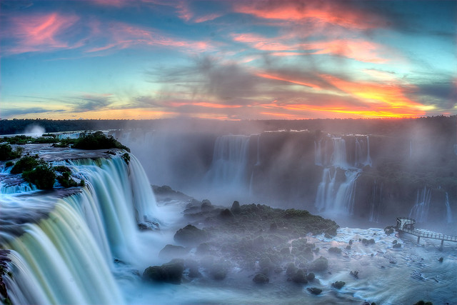Закат над водопадом Игуасу, самым большим водопадом в мире. Фото: SF Brit/flickr.com