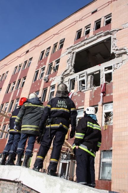 Взрыв частично разрушил больницу в Луганске. Фото: mns.gov.ua