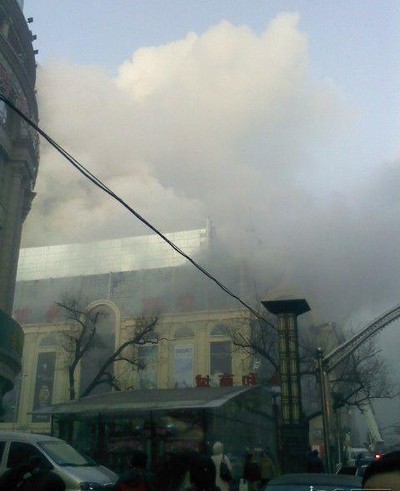 Пожар в торговом центре. Город Харбин провинции Хэйлунцзян. 30 ноября 2009 год. Фото с epochtimes.com