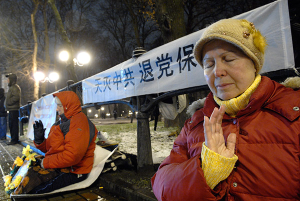 Мирный протест последователей Фалуньгун напротив китайского посольства в Киеве. Фото: Владимир Бородин/ The Epoch Times