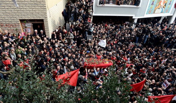 Люди несут гроб Беркин Эльвана во время похорон в Стамбуле 12 марта 2014 г. Фото Berk Ozkan/Anadolu Agency/Getty Images