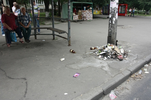Мусор на автобусной остановке в Киеве. Фото: Евгений Довбуш/Великая Эпоха
