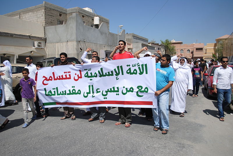 Протест против фильма «Девственность мусульман» в Бахрейне, 14 сентября 2012 года. На плакате написано: «Исламская нация не простит тех, кто оскорбляет её святые чувства». Фото: Mohamed CJ