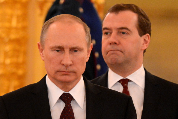 Президент России Владимир Путин (слева) и премьер-министр РФ Дмитрий Медведев. Фото: KIRILL KUDRYAVTSEV/AFP/Getty Images