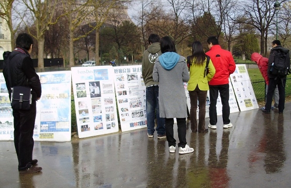 Париж, Франция, февраль 2010. (фото предоставлено г-ном Чэном, добровольцем Центра)