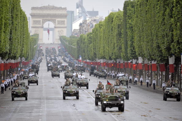 День взятия Бастилии отмечают во Франции. Фоторепортаж. Фото: BERTRAND LANGLOIS/AFP/Getty Images