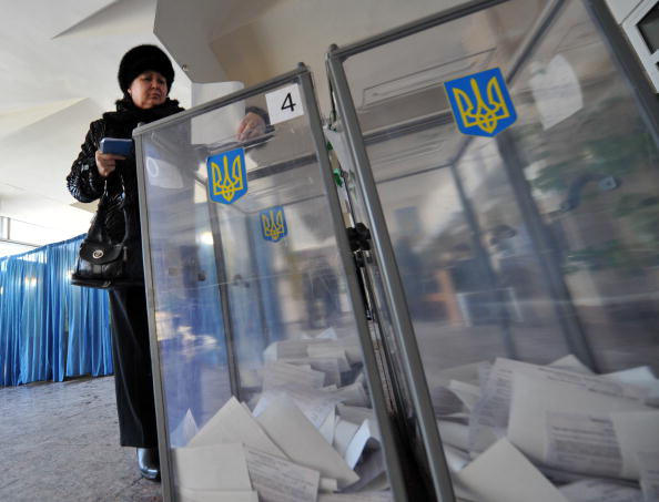 Международные наблюдатели начали мониторинг предвыборной ситуации в Украине. Фото: SERGEI SUPINSKY/AFP/Getty Images