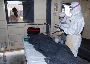 Человек, инфицированный вирусом Эбола, вскоре узнает об этом и, если не происходит счастливых случайностей, зачастую быстро погибает. Фото: AFP/Getty Images