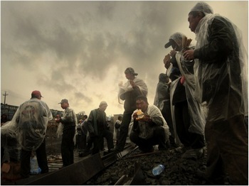 Крестьяне-мигранты в Китае вынуждены работать по 12-16 часов в день в плохих условиях и за низкую плату. Фото: Чен Шаохуа