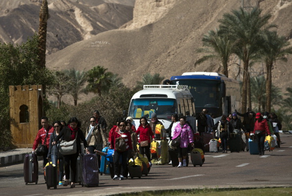 Туристы дайвинг-курорта Табе покидают Египет 18 февраля 2014 г. Фото: KHALED DESOUKI/AFP/Getty Images