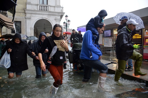 Венецию затопило. Фото: Marco Sabadin,Marco Sabadin/AFP/Getty Images