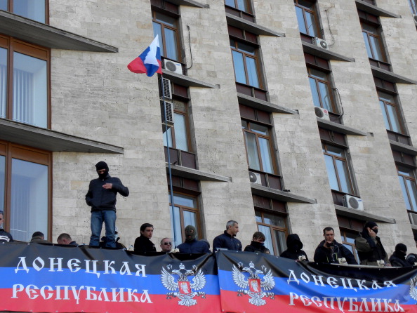 Сепаратисты на балконе здания Донецкой облгосадминистрации 6 апреля 2014 года. Фото: Viktoria Ischenko/Anadolu Agency/Getty Images