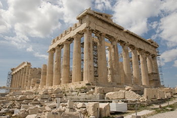 Храм Парфенон был построен полностью из мрамора в древней Греции. Фото: Википедия/Kallistos