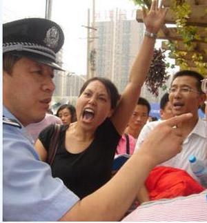 Акция протеста покупателей недвижимости в Пекине. 8 августа 2009 год. Фото с epochtimes.com