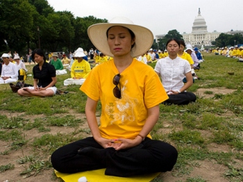 Последователи Фалуньгун выполняют медитативное упражнение перед Капитолием в Вашингтоне. 17 июля 2009 г. Фото: Ji Yuan/The Epoch Times