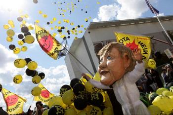 Демонстрация против решения Меркель о продлении жизни атомным электростанциям ещё на 15 лет, что вызвало определенный стопор в переходе на возобновляемые источники энергии. Фото: Sean Gallup/Getty Images