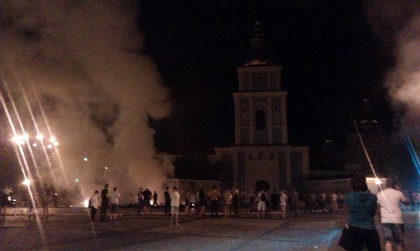 Пожар на Михайловской площади в ночь с 31 июля на 1 августа 2014 года. Фото: facebook.com/aleksandra.dvoretskaya