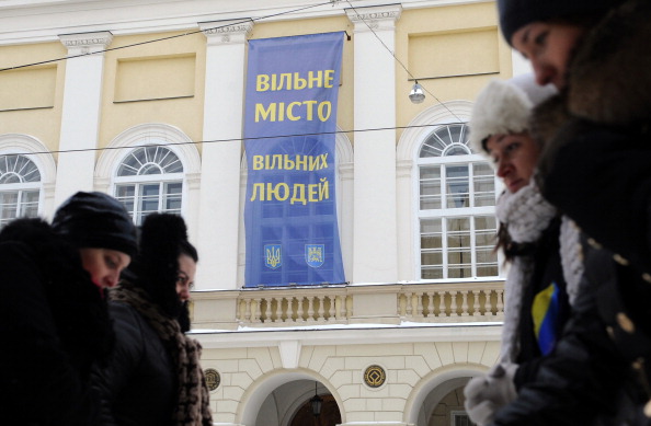 «Свободный город свободных людей», ― гласит баннер, который был вывешен на здании гособладминистрации Львова 27 января 2014 года. Фото: YURIY DYACHYSHYN/AFP/Getty Images