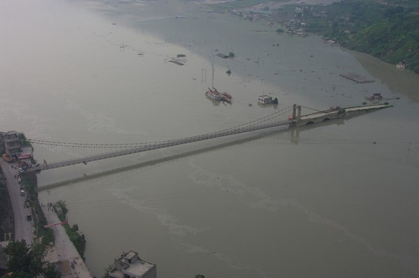 Горный обвал разрушил часть моста. Провинция Сычуань. Фото с epochtimes.com