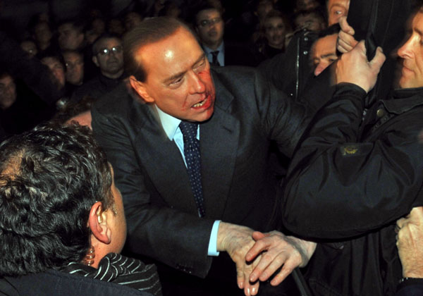 Премьер-министр Италии Сильвио Берлускони подвергся нападению со стороны неизвестного злоумышленника на Соборной площади в центре Милана, когда Берлускони раздавал автографы. Италия. Фото: LIVIO ANTICOLI/AFP/Getty Images