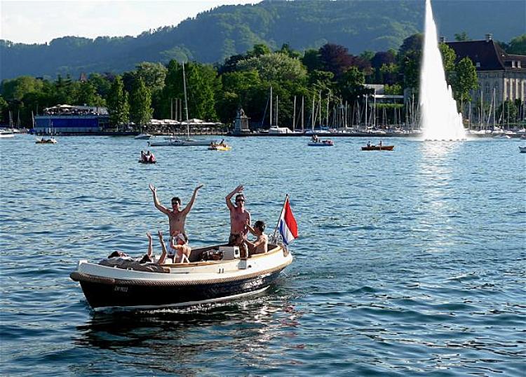 Разнообразные круизы и катание на лодке можно совершить на Цюрихском озере. Фото с сайта theepochtimes.com
