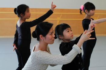 Сесилия Сюн на репетиции с маленькими ученицами в академии искусств Фэй Тянь Калифорния, которая открывается 1 марта 2010 г. Фото: Цзян Кай /Великая Эпоха