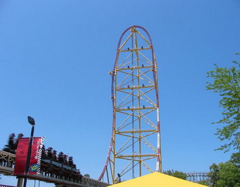 Top Thrill Dragster («Головокружительный дрегстер») - американские горки высотой 400 футов (122 м), позволяют развить скорость до120 миль/час ( 190 км/ч), в Сидар-Пойнт в Сандаски, штат Огайо. Фото с сайта epochtimes.ru