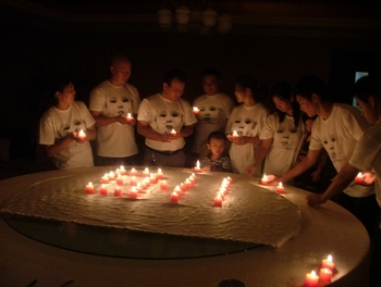 Вечер памяти со свечами в годовщину «меламинового скандала». Пекин. 11 сентября 2009 год. Фото с epochtimes.com