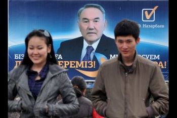Казахи проходят мимо предвыборного портрета президента Нурсултана Назарбаева, Алматы, 2 апреля 2011 года. Фото: Vyacheslav Oseledko/AFP/Getty Images