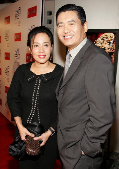 Фоторепортаж. Актер Юнь-Фат Чоу с супругой Жасмин Чоу на премьере фильма «Проклятье золотого цветка» в Голливуде, Калифорния. Фото: Frazer Harrison/Getty Images