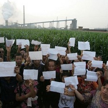 Жители посёлка Вэнбин провинции Хунань держат медицинские заключения, подтверждающие отравление организма свинцом от вредных выбросов местного завода. Фото: Sound Of Hope