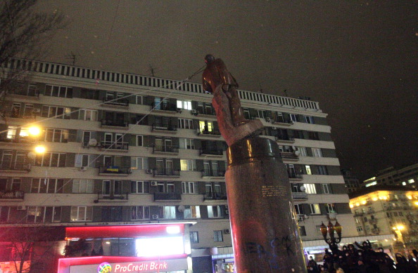 Активисты валят памятник Ленину в Киеве, 8 декабря 2013 г. Фото: ANATOLI BOIKO/AFP/Getty Images