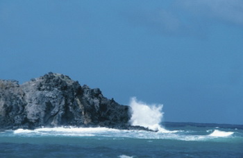 Волны, бьющиеся о скалу. Фото с сайта Photo.com