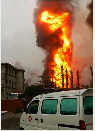Фото с места событий. На двух заводах в городе Нанкине провинции Цзянсу произошли взрывы. 28 июля 2010 год. Фото с epochtimes.com