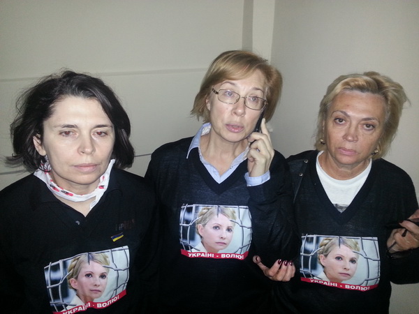 Женщин-депутатов «Батькивщины» силой выбросили из больницы «Укрзализныци». Фото: byut.com.ua