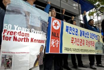 Протестующие против нарушения прав человека в Северной Корее у государственного комитета по правам человека в Сеуле (Южная Корея). Фото: Jung Yeon-Je /AFP /Getty Images