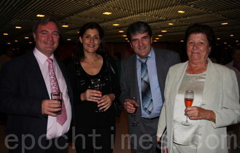 Господин Шелли, адвокат, и его жена с друзьями. Фото: The Epoch Times