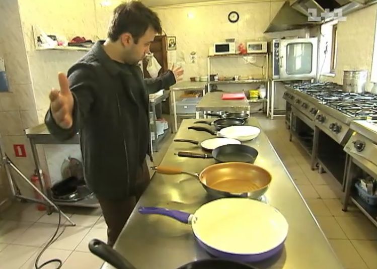 Лишь 2 из 9 протестированных сковородок оказались безопасными. Фото: tsn.ua