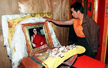 Уже несколько десятков лет тибетские монахи тайно делают подношения перед изображением Далай-ламы. Фото: AFP