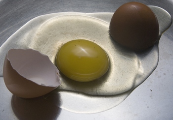 Яичницу лучше всего жарить из крупных яиц. Мелкие, больше подойдут для омлета. Фото: Владимир Бородин/The Epoch Times