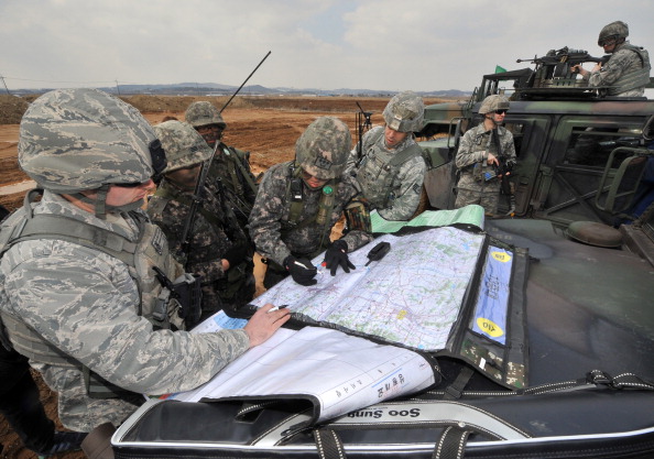 Американские и корейские солдаты в ходе совместных военных учений. Фото: JUNG YEON-JE/AFP/Getty Images