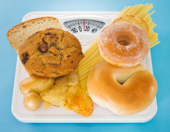 Полностью отказавшись от жиров, вы начинаете налегать на углеводы. В результате ни о каком похудении не может быть и речи. Фото: Tooga/Getty Images